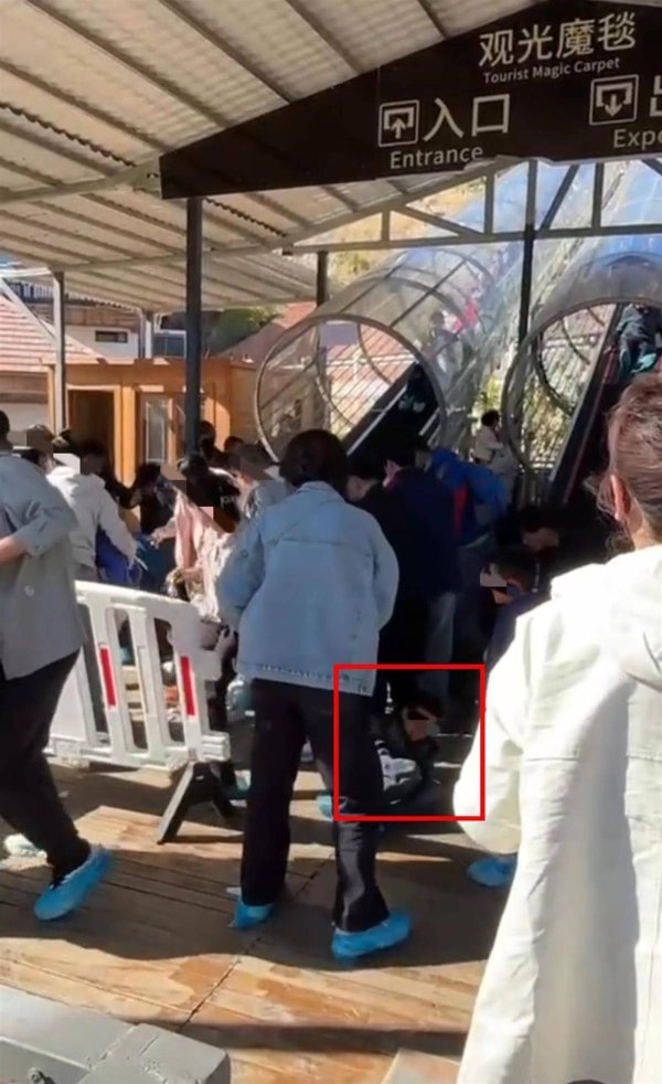 98策略 河北一景区观光魔毯疑因失控引发事故，游客被甩出受伤，涉事景区改造升级重新开园才3天
